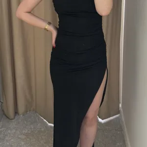 Blondy crna haljina