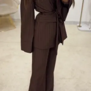 Komplet sako i pantalone u braon boji