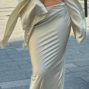 Komplet u zlatnoj boji