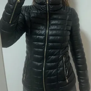 GUESS original crna uska jakna / XS