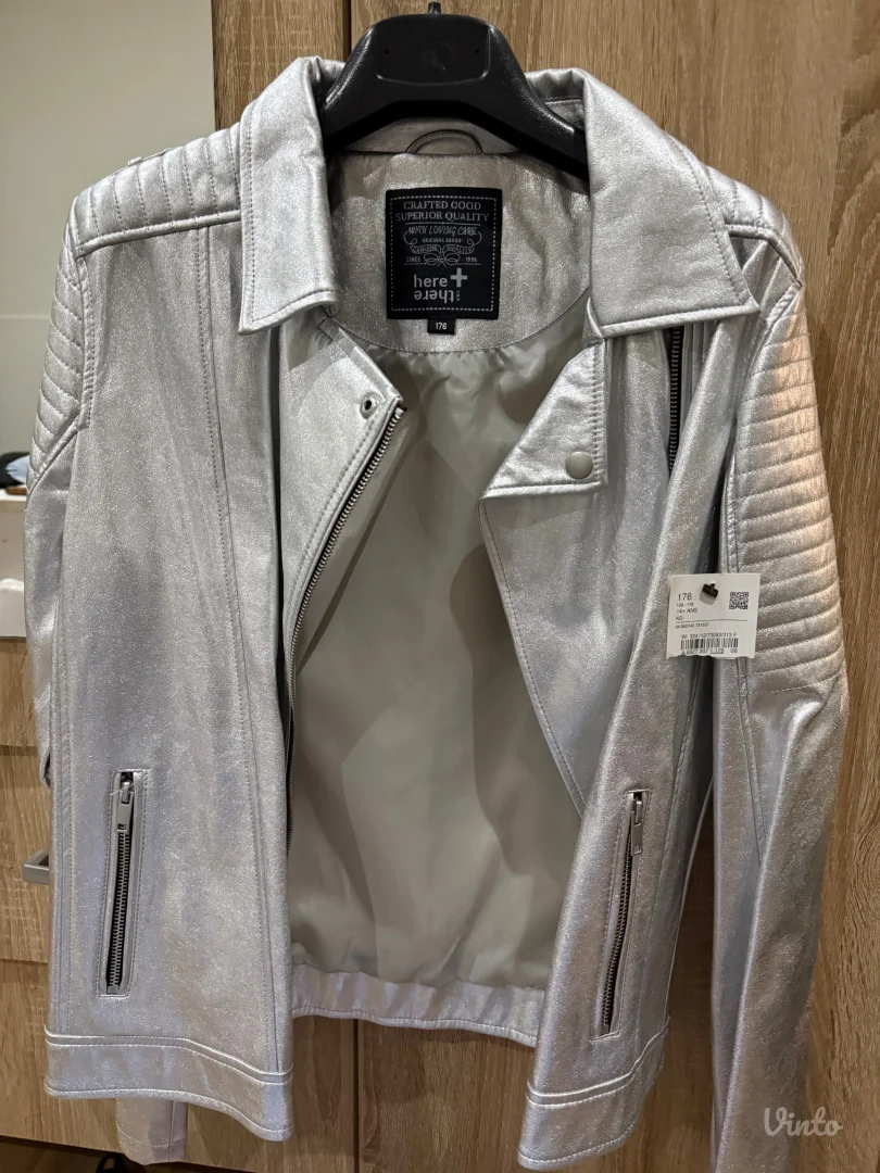 Srebrna kožna jakna sa etiketom