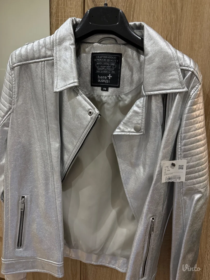 Srebrna kožna jakna sa etiketom