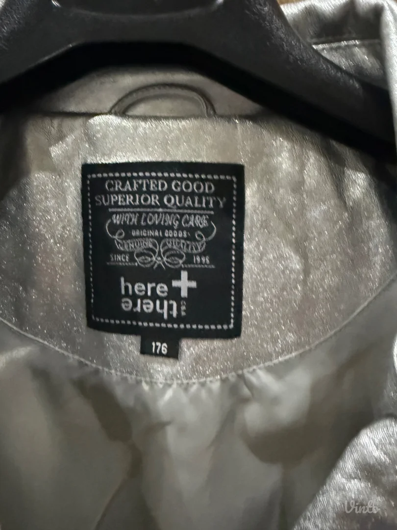 Srebrna kožna jakna sa etiketom