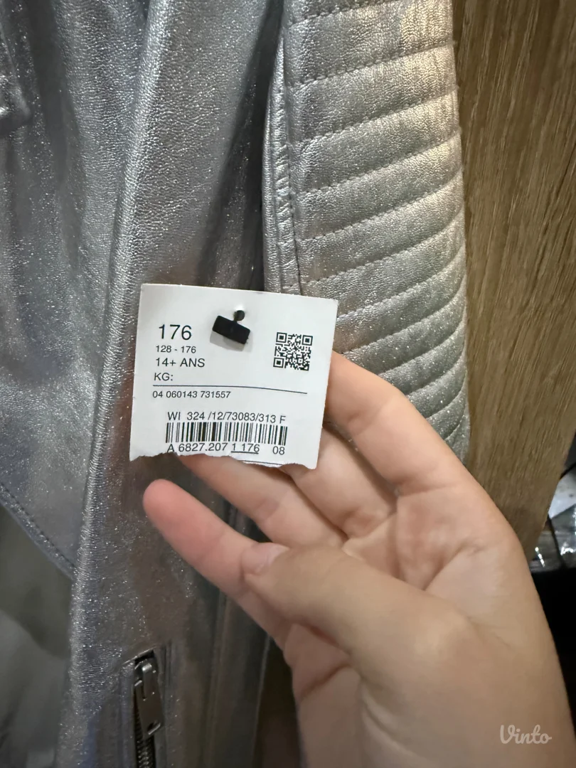 Srebrna kožna jakna sa etiketom