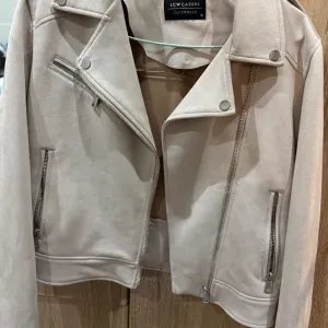 Roze jaknica za toplije vreme