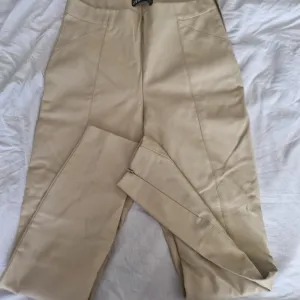 Zara - ženske kožne pantalone