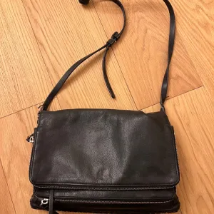 Original AllSaints crna kožna torba crossbody