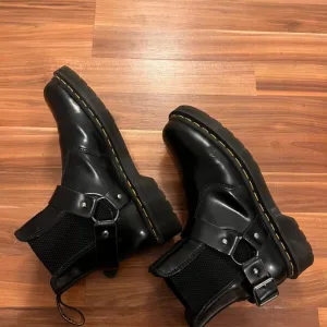 Kožne Dr. Martens čizme (39)