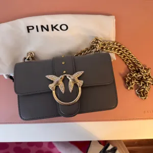 Pinko siva torba sa lancem (odlično stanje)