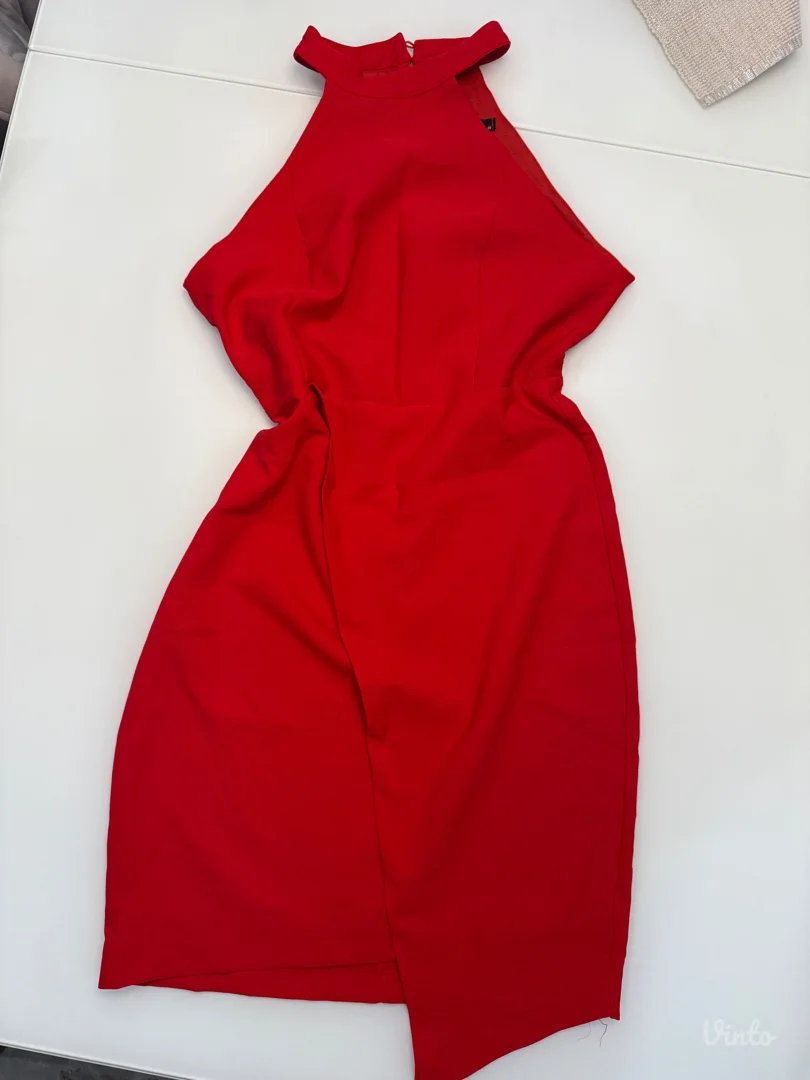 Crvena haljina bez rukava