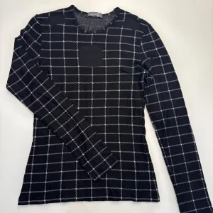 Crna majica na dug rukav