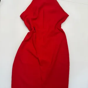 Crvena haljina bez rukava