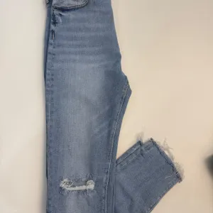 Zara-uske pocepane farmerke