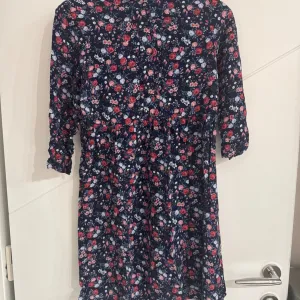 Kratka haljina na dug rukav