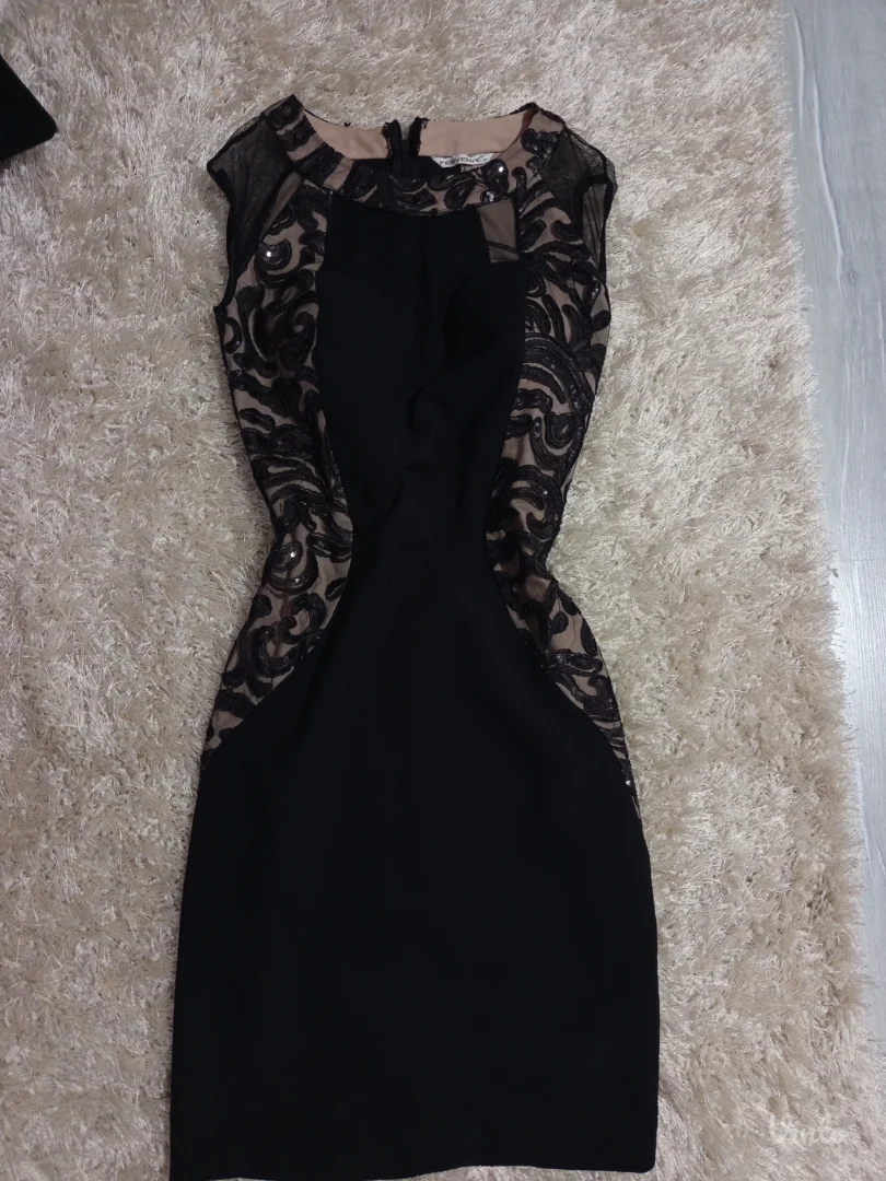 crna kraća haljinica