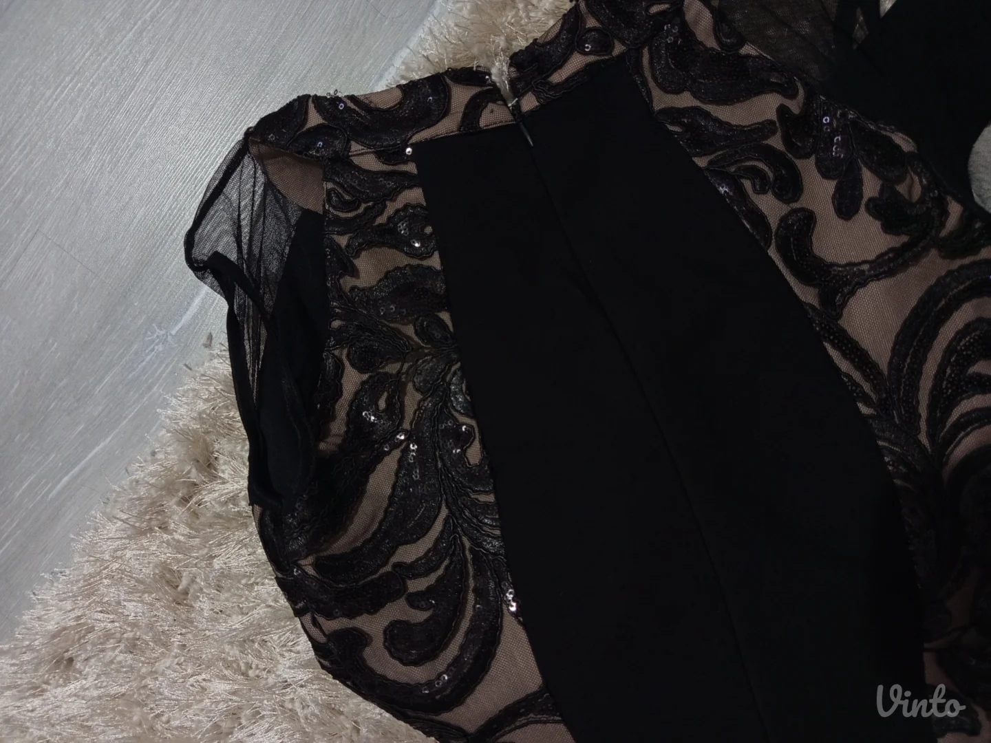 crna kraća haljinica