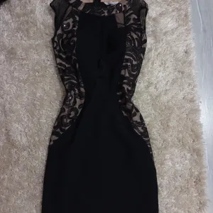 crna kraća haljinica