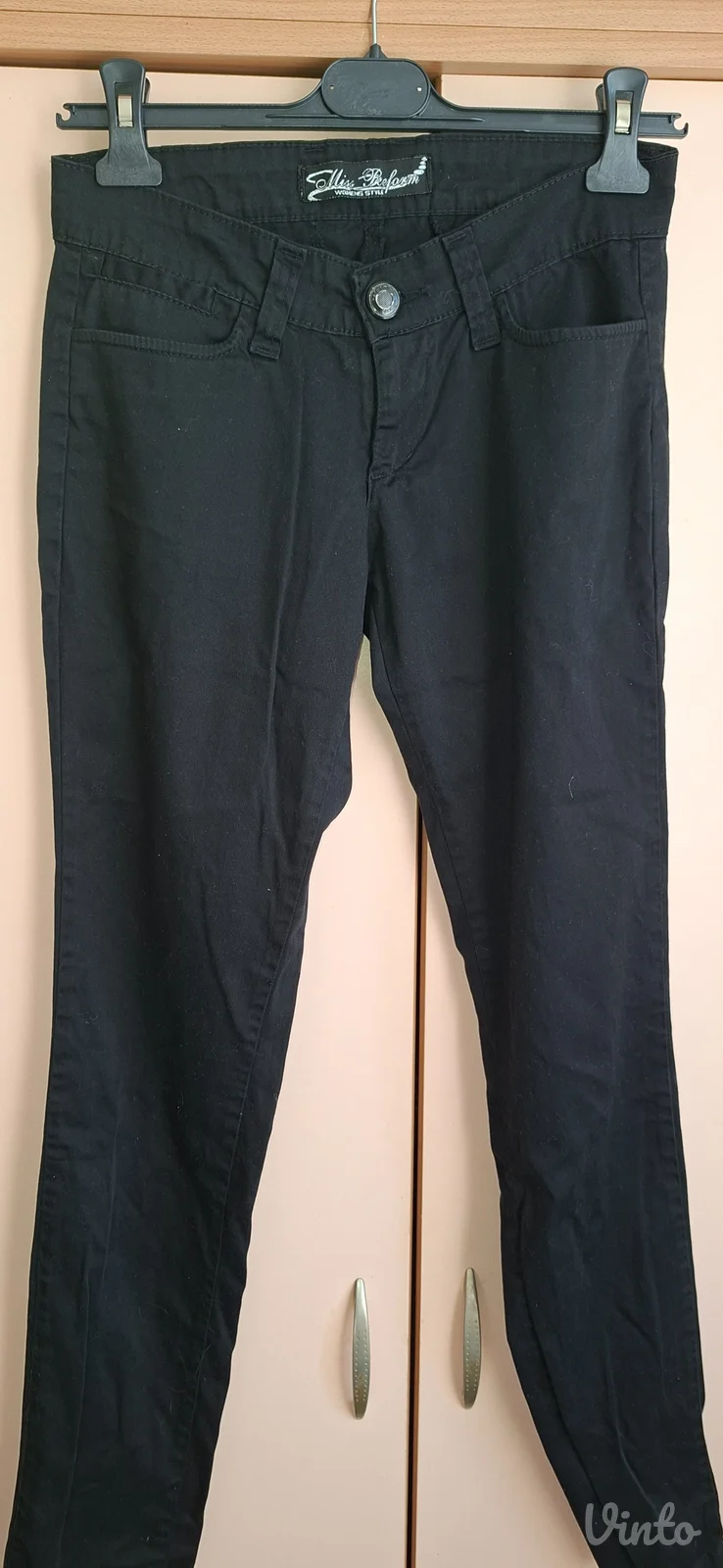 Crne pantalone