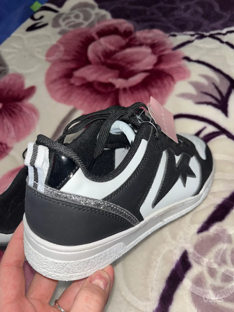 Nove patike sa etiketom broj 40