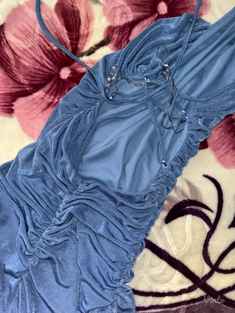 Jednom nošena plava šljokičasta haljina