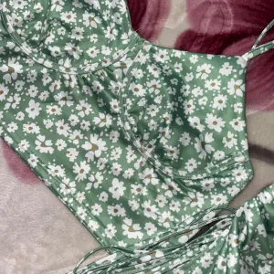 Shein cvetni komplet