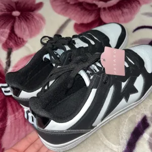 Nove patike sa etiketom broj 40