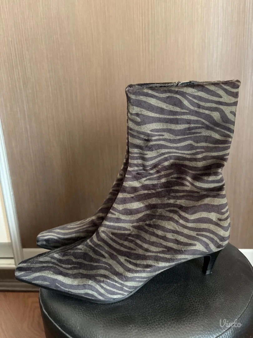 zara plisane cizmice sa niskom stiklom