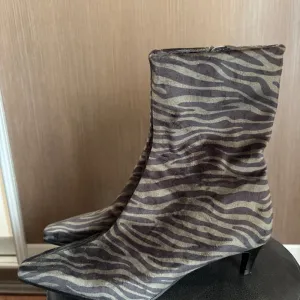 zara plisane cizmice sa niskom stiklom