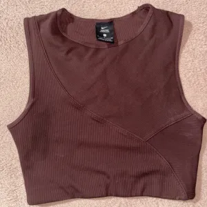 Nike- top za trening