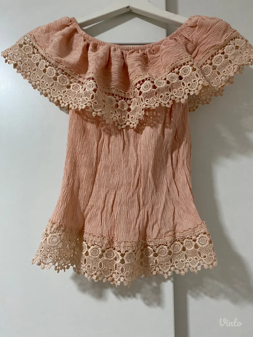 Majica sa cvetnim detaljima i golim ramenima