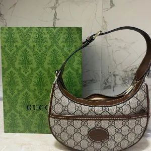 Half moon nova kozna torba 🤎