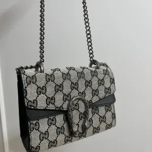 Nova dionysus torbica