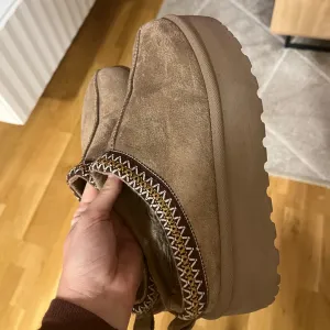 Inportana papuce poput Ugg