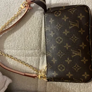 Nova torbica pochette