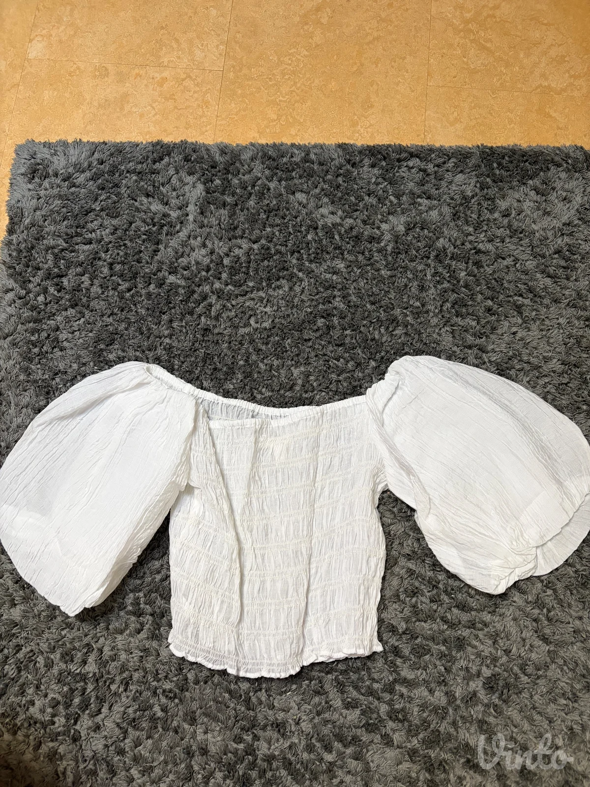 Beli top bez ramena