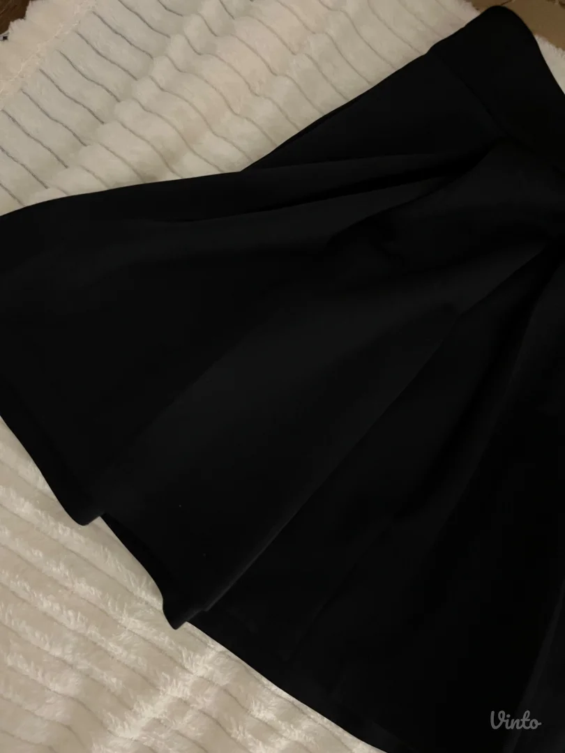 Crna kratka suknjica