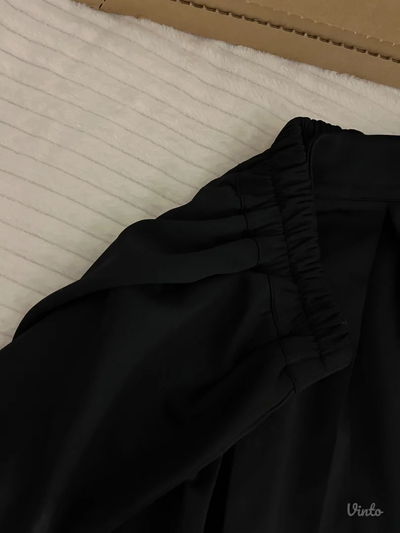 Crna kratka suknjica