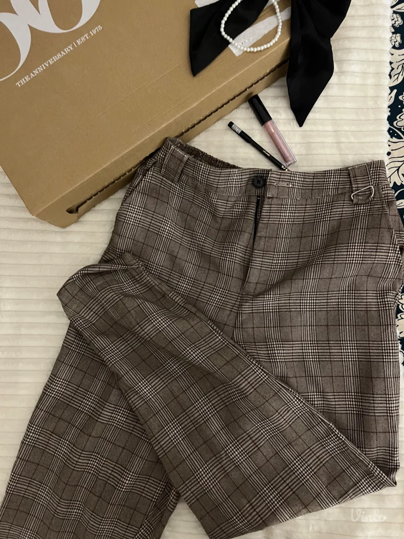 Braon pantalone na kockice