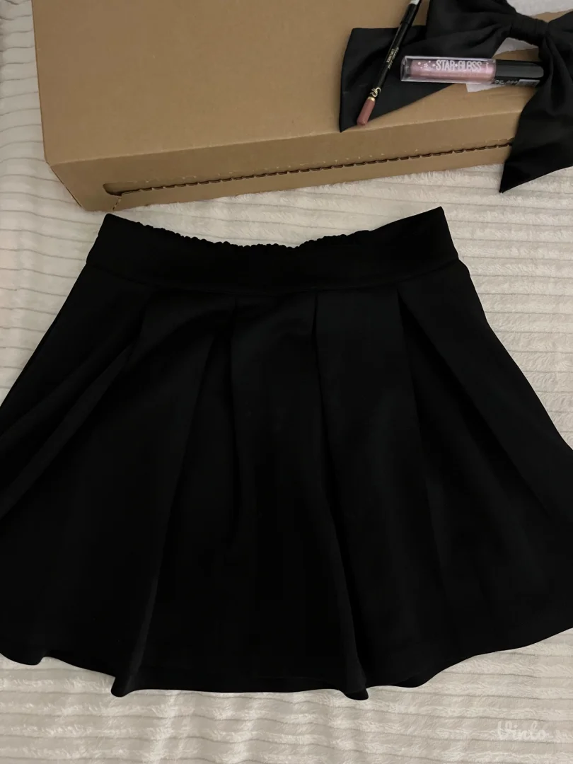 Crna kratka suknjica
