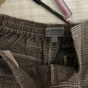 Braon pantalone na kockice