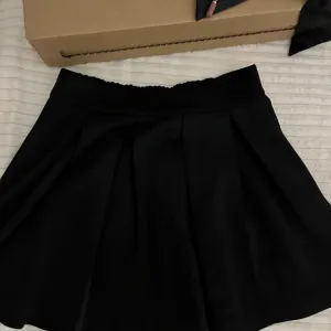 Crna kratka suknjica