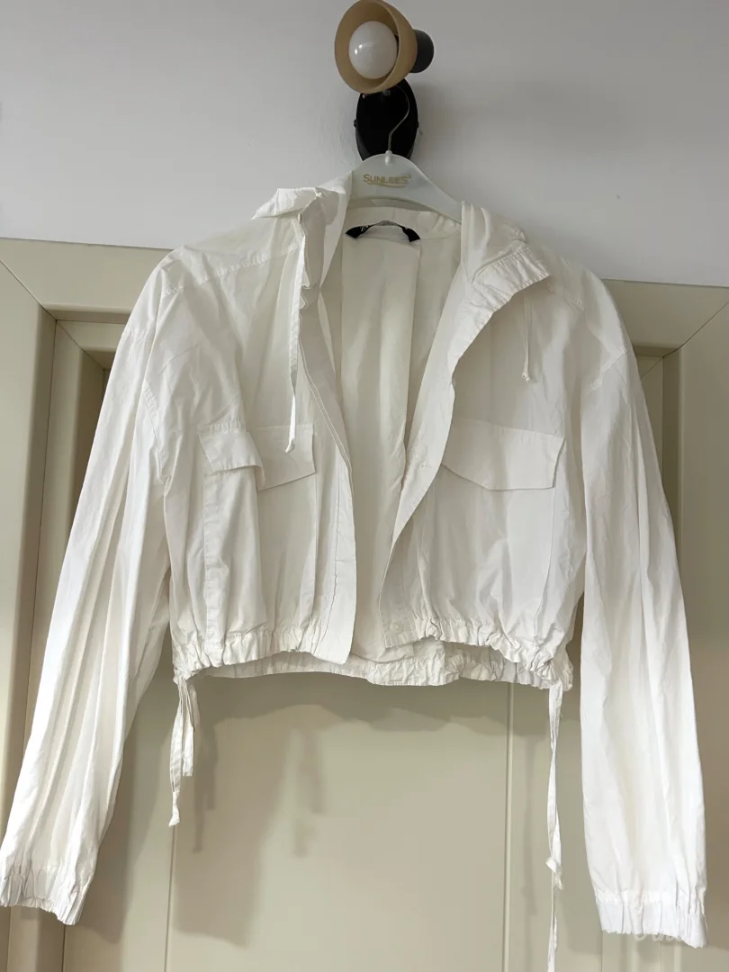 Zara bela košulja sa kapuljačom