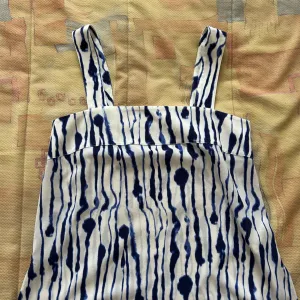 HM bluza sa širokim bretelama