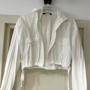 Zara bela košulja sa kapuljačom