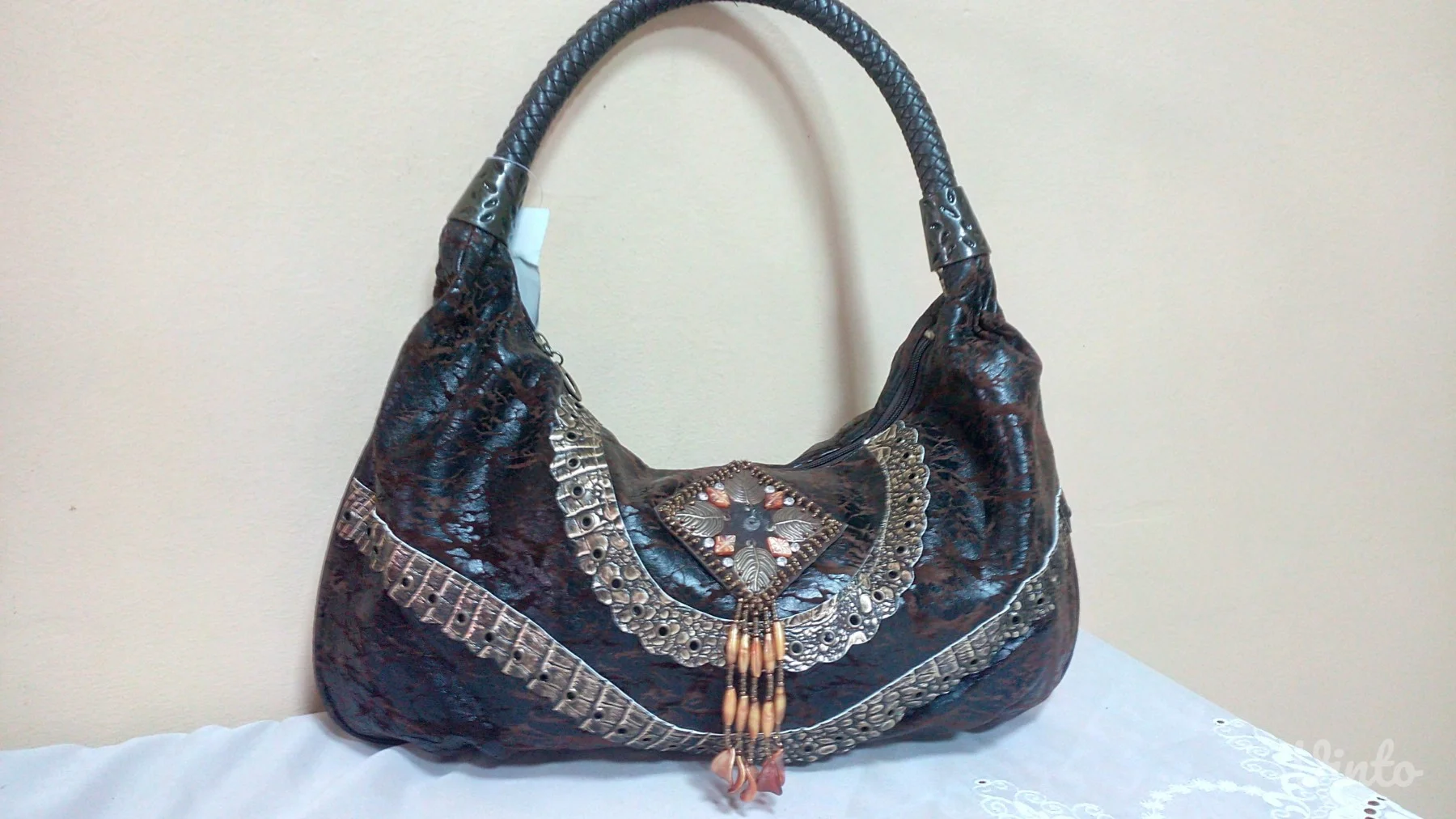 Prelepa, moderna tasna - Nova