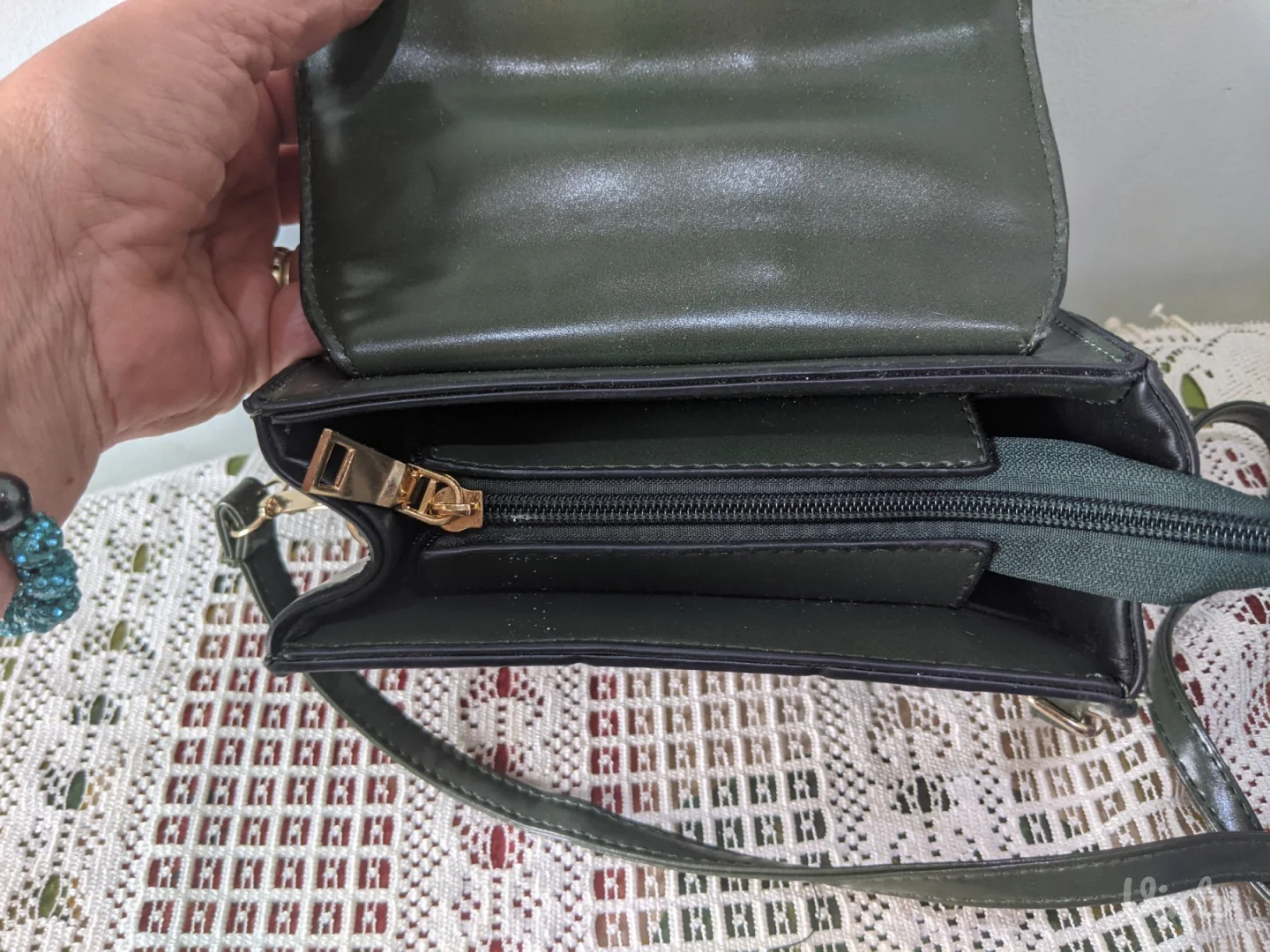 Tamnozelena moderna tašnica , sa belim detaljima - Nova