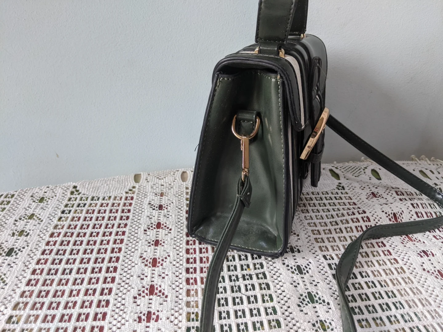 Tamnozelena moderna tašnica , sa belim detaljima - Nova