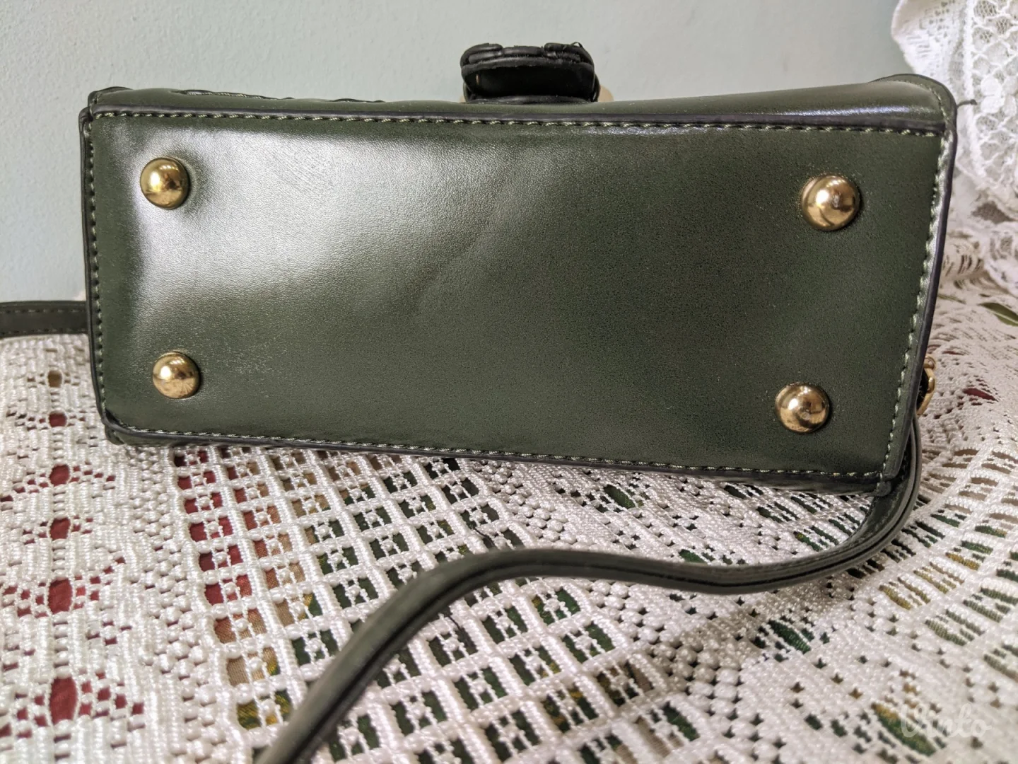 Tamnozelena moderna tašnica , sa belim detaljima - Nova