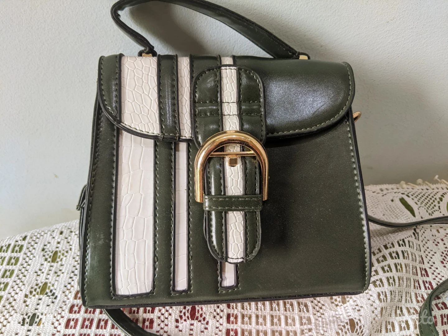 Tamnozelena moderna tašnica , sa belim detaljima - Nova