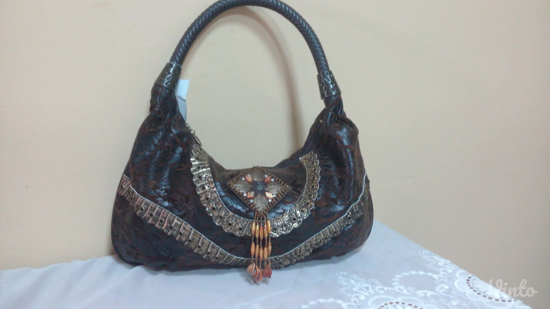 Prelepa, moderna tasna - Nova